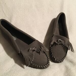 Minnetonka Suede Kilty moccasins size 7 taupe AMAZING condition